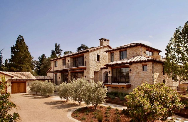 House exterior walls clad in Mill Creek Colonial blend natural stone thin veneer.