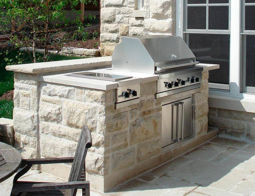 Natural Stone: Cottonwood Split Faced Limestone for a beautiful outdoor kitchen.