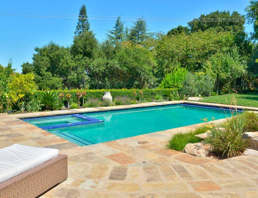 Cameron Sandstone Random Ashlar natural stone for pool deck surfaces and pool coping