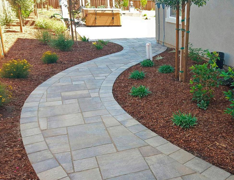 manufactured stone: Cameron Cream Calstone Pavers for landscape walkway